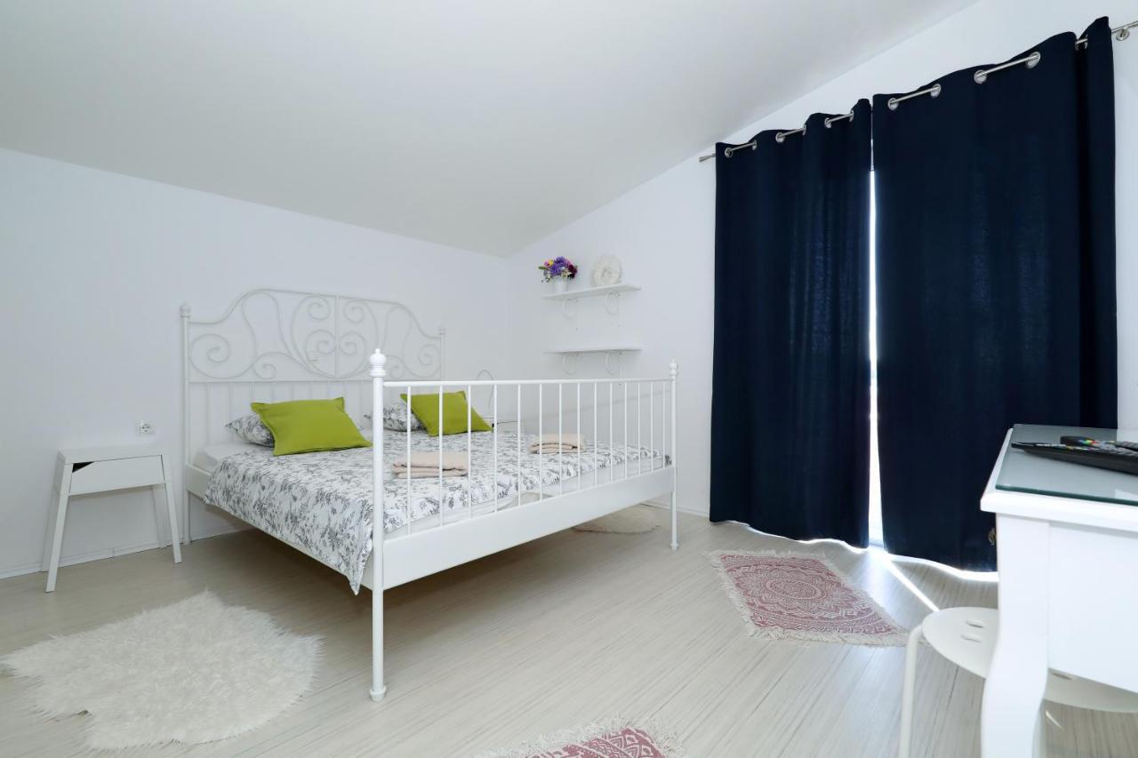 Apartment With Private Pool Sukošan エクステリア 写真